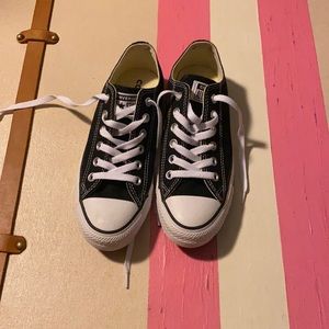 Converse chuck Taylor shoes women’s 7